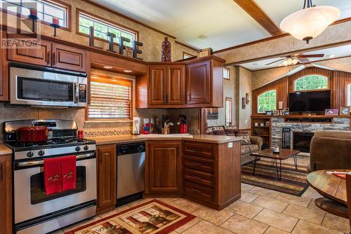 1835 Bakery Frontage Road Unit# 108, Christina Lake, BC - Indoor Photo Showing Kitchen