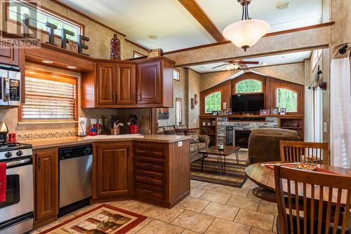 1835 Bakery Frontage Road Unit# 108, Christina Lake, BC - Indoor Photo Showing Kitchen