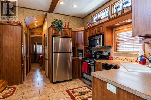 1835 Bakery Frontage Road Unit# 108, Christina Lake, BC - Indoor Photo Showing Kitchen