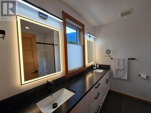 808 A Fifth  Street, Nelson, BC - Indoor Photo Showing Bathroom