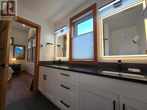 808 A Fifth  Street, Nelson, BC - Indoor Photo Showing Bathroom