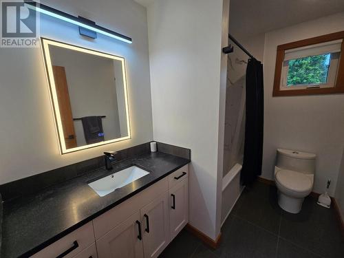 808 A Fifth  Street, Nelson, BC - Indoor Photo Showing Bathroom