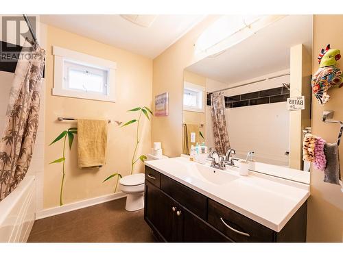 2446 Perrier  Lane, Nelson, BC - Indoor Photo Showing Bathroom