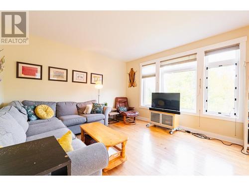 2446 Perrier  Lane, Nelson, BC - Indoor Photo Showing Living Room