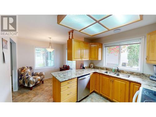 2375 1St  S Street Unit# 17, Cranbrook, BC - Indoor Photo Showing Kitchen With Double Sink