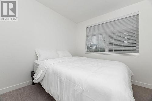 703 15A  Crescent Unit# 15, Invermere, BC - Indoor Photo Showing Bedroom