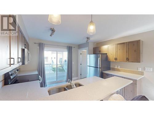 1840 Kelowna  Crescent Unit# 23, Cranbrook, BC - Indoor Photo Showing Kitchen With Double Sink