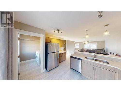 1840 Kelowna  Crescent Unit# 23, Cranbrook, BC - Indoor Photo Showing Kitchen With Stainless Steel Kitchen With Double Sink