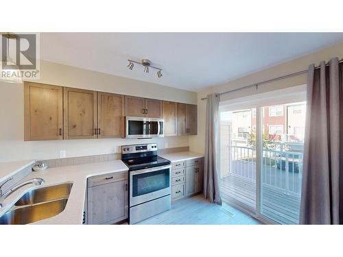 1840 Kelowna  Crescent Unit# 23, Cranbrook, BC - Indoor Photo Showing Kitchen With Stainless Steel Kitchen With Double Sink