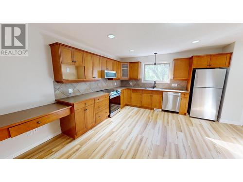 200 10Th  Avenue Unit# 8, Invermere, BC - Indoor Photo Showing Kitchen