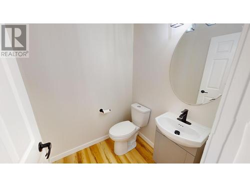 200 10Th  Avenue Unit# 8, Invermere, BC - Indoor Photo Showing Bathroom