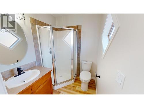 200 10Th  Avenue Unit# 8, Invermere, BC - Indoor Photo Showing Bathroom