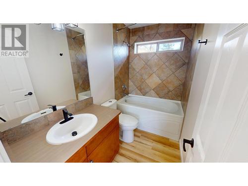 200 10Th  Avenue Unit# 8, Invermere, BC - Indoor Photo Showing Bathroom