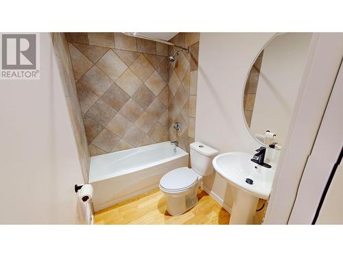 200 10Th  Avenue Unit# 8, Invermere, BC - Indoor Photo Showing Bathroom