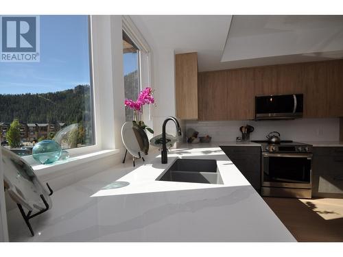 910 Lakeside Drive Unit# 104, Nelson, BC - Indoor Photo Showing Kitchen With Double Sink