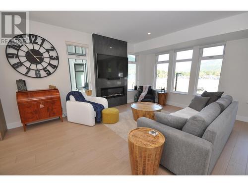 910 Lakeside Drive Unit# 104, Nelson, BC - Indoor Photo Showing Living Room