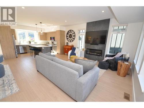 910 Lakeside  Drive Unit# 104, Nelson, BC - Indoor Photo Showing Living Room With Fireplace