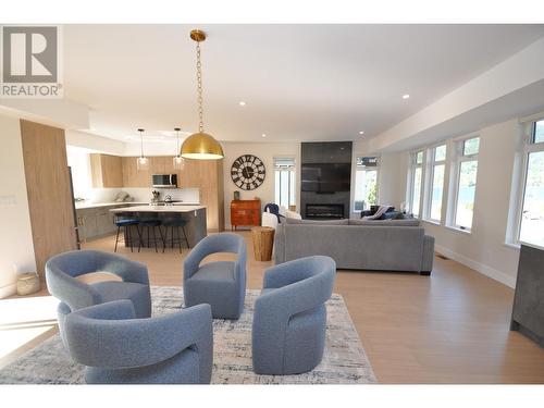 910 Lakeside Drive Unit# 104, Nelson, BC - Indoor Photo Showing Living Room