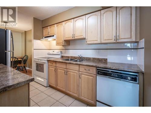 443 Richards    W Street, Nelson, BC - Indoor Photo Showing Kitchen With Double Sink