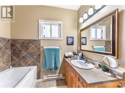 14533 Smith Road, Gray Creek, BC - Indoor Photo Showing Bathroom