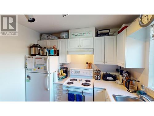 1004 23Rd  N Avenue Unit# 211, Cranbrook, BC - Indoor Photo Showing Kitchen