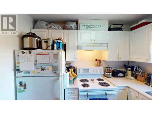 1004 23Rd  N Avenue Unit# 211, Cranbrook, BC - Indoor Photo Showing Kitchen