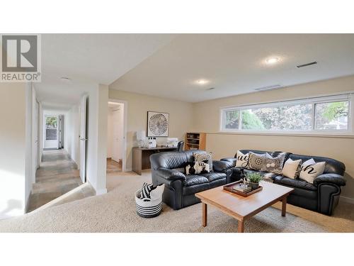 122 Acacia Crescent, Penticton, BC - Indoor Photo Showing Living Room