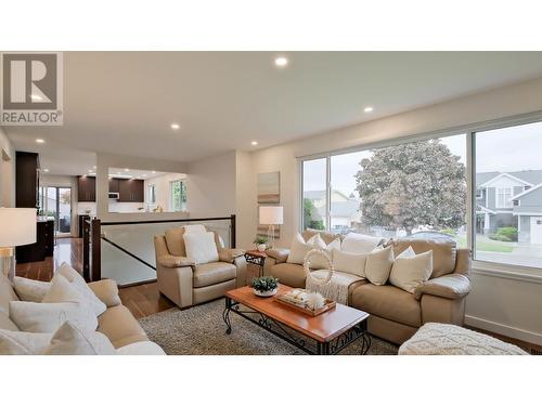 122 Acacia Crescent, Penticton, BC - Indoor Photo Showing Living Room