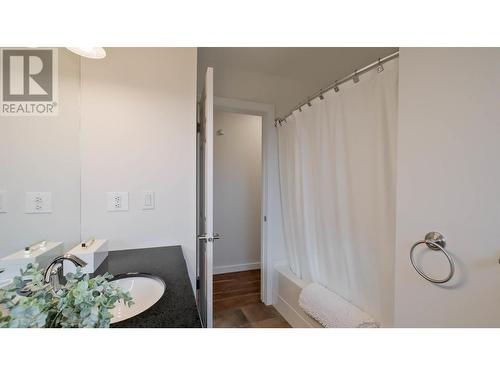 122 Acacia Crescent, Penticton, BC - Indoor Photo Showing Bathroom