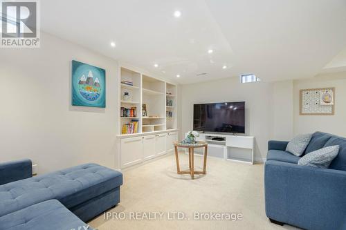 1095 Old Oak Drive, Oakville, ON - Indoor Photo Showing Living Room