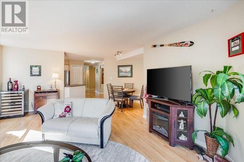 422 Beasley  W Crescent, Nelson, BC - Indoor Photo Showing Living Room