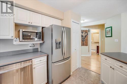 422 Beasley  W Crescent, Nelson, BC - Indoor Photo Showing Kitchen