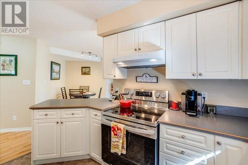 422 Beasley  W Crescent, Nelson, BC - Indoor Photo Showing Kitchen