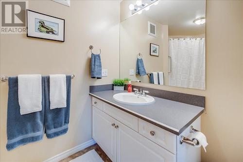 422 Beasley  W Crescent, Nelson, BC - Indoor Photo Showing Bathroom