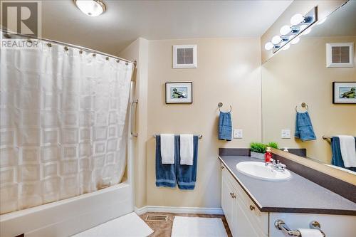 422 Beasley  W Crescent, Nelson, BC - Indoor Photo Showing Bathroom