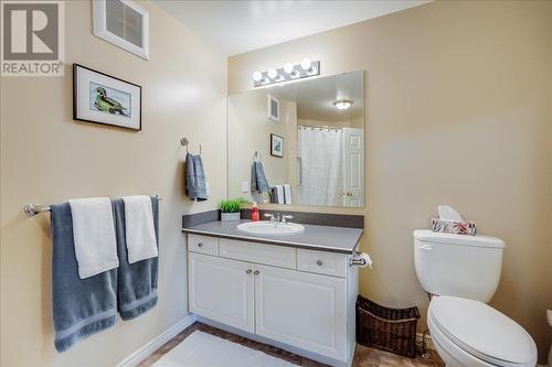 422 Beasley  W Crescent, Nelson, BC - Indoor Photo Showing Bathroom