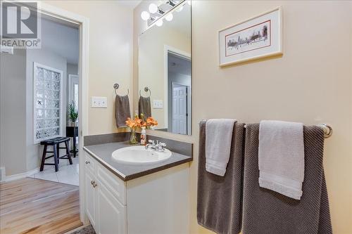 422 Beasley  W Crescent, Nelson, BC - Indoor Photo Showing Bathroom