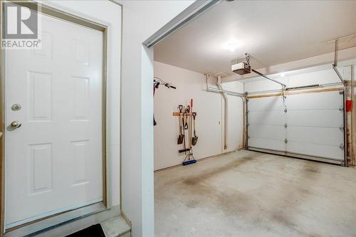 422 Beasley  W Crescent, Nelson, BC - Indoor Photo Showing Garage