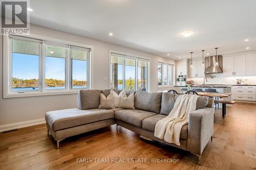 7 Dock Lane, Tay, ON - Indoor Photo Showing Living Room