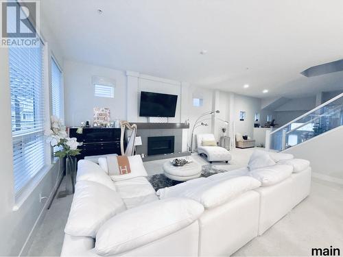 10325 Wynnyk Way, Maple Ridge, BC - Indoor Photo Showing Living Room With Fireplace