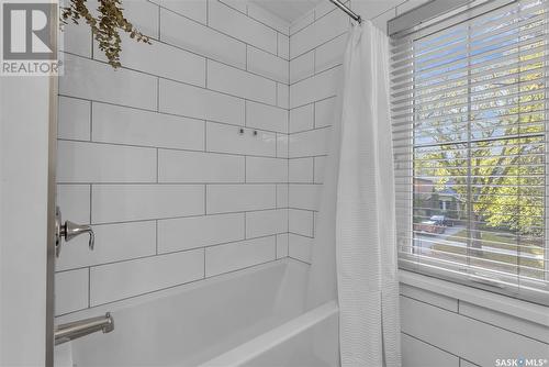 811 Colony Street, Saskatoon, SK - Indoor Photo Showing Bathroom