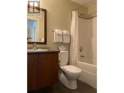 2049 Summit  Drive Unit# 214D, Panorama, BC - Indoor Photo Showing Bathroom