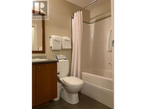 2049 Summit  Drive Unit# 214D, Panorama, BC - Indoor Photo Showing Bathroom