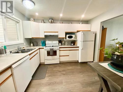 2210 Columbia Avenue Unit# 3, Castlegar, BC - Indoor Photo Showing Kitchen With Double Sink