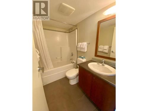 2049 Summit  Drive Unit# 312A, Panorama, BC - Indoor Photo Showing Bathroom