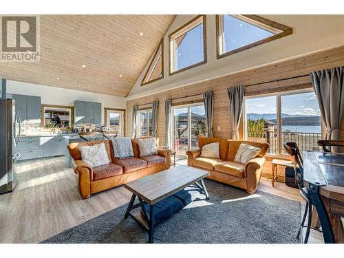 1693 Koocanusa Lake Drive, Lake Koocanusa, BC - Indoor Photo Showing Living Room