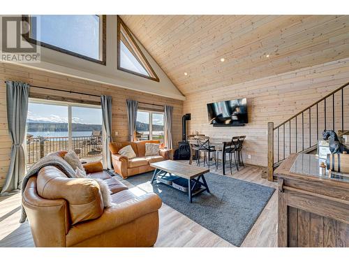 1693 Koocanusa Lake Drive, Lake Koocanusa, BC - Indoor Photo Showing Living Room