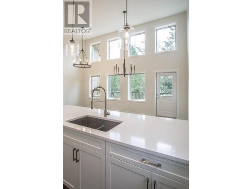 4926 Timber Ridge  Road Unit# 41, Windermere, BC - Indoor Photo Showing Kitchen