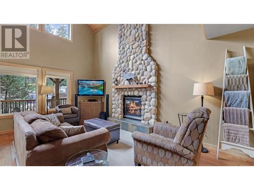 4868 Riverview Drive Unit# 21, Edgewater, BC - Indoor Photo Showing Living Room With Fireplace