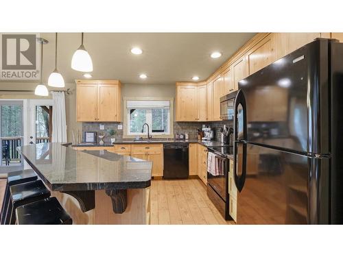 4868 Riverview Drive Unit# 21, Edgewater, BC - Indoor Photo Showing Kitchen